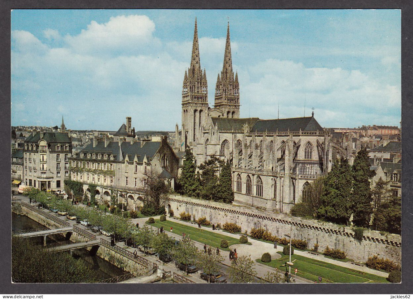 084670/ QUIMPER, La Cathédrale, Les Remparts, Le Musée Et Les Passerelles Sur L'Odet - Quimper