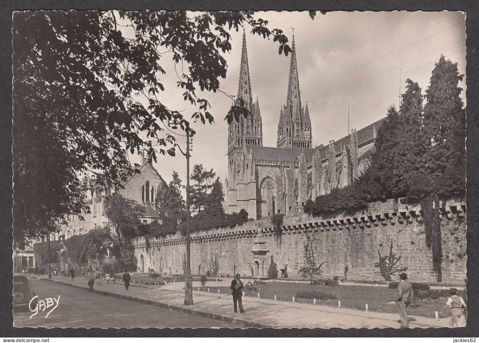 084668/ QUIMPER, La Cathédrale Vue Du Boulevard De Kerguélen - Quimper