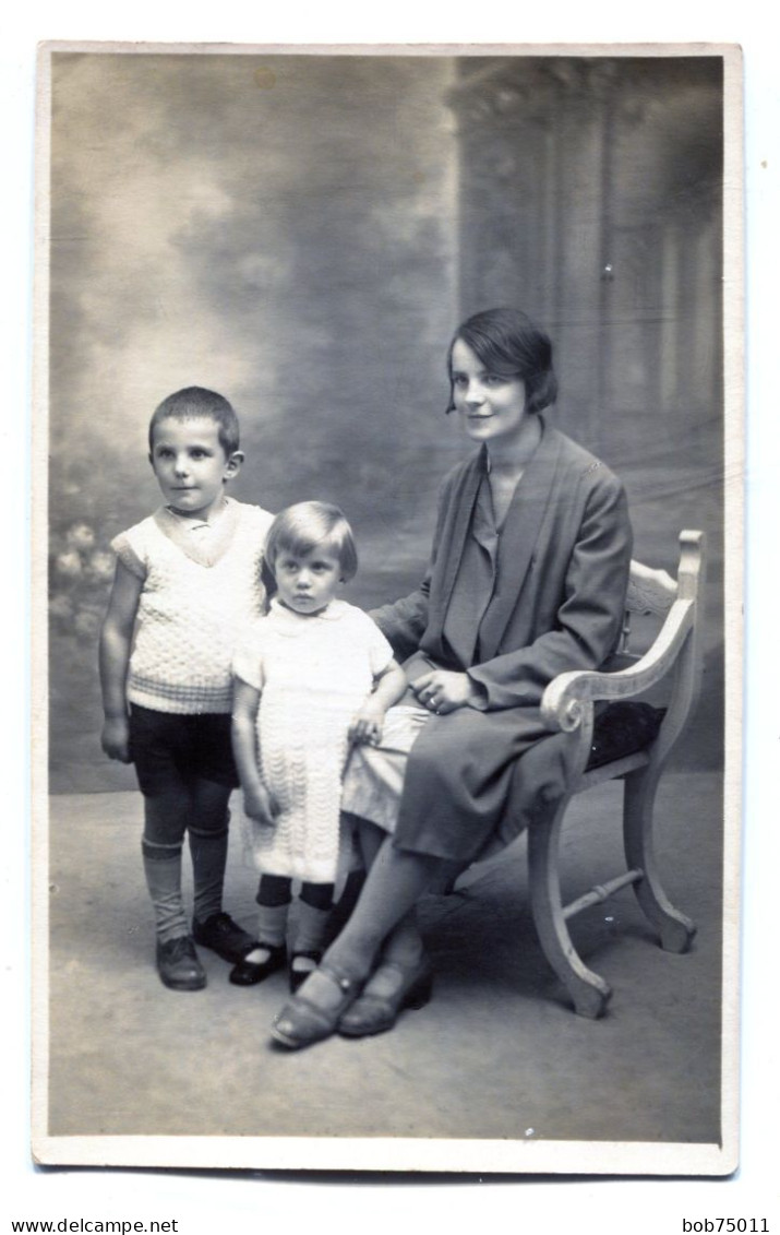 Carte Photo D'une Femme élégante Avec Un Petit Garcon Et Une Petite Fille Posant Dans Un Studio Photo - Personas Anónimos