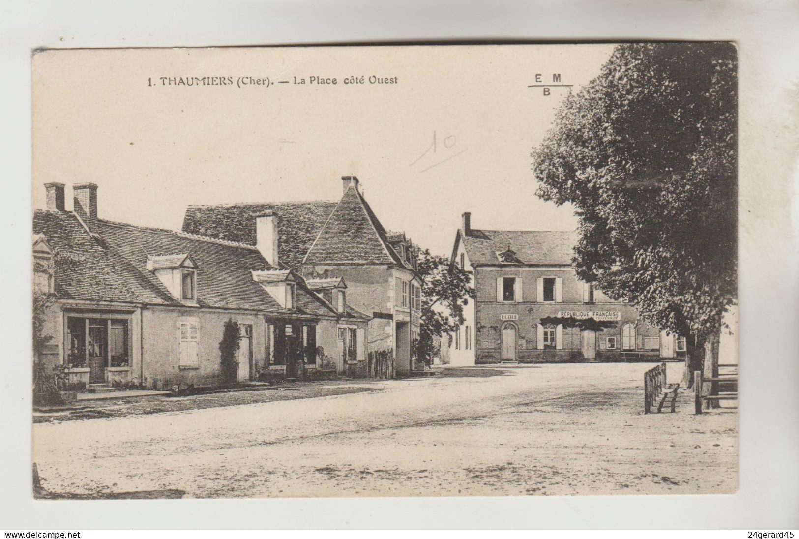 CPSM THAUMIERS (Cher) - La Place Côté Ouest - Thaumiers