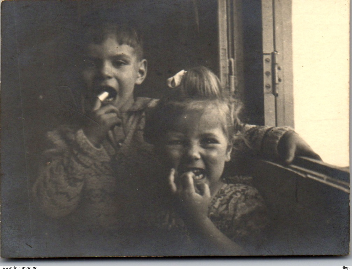 Photographie Photo Vintage Snapshot Amateur Bouche Doigt  Dr&ocirc;le Gag - Personas Anónimos