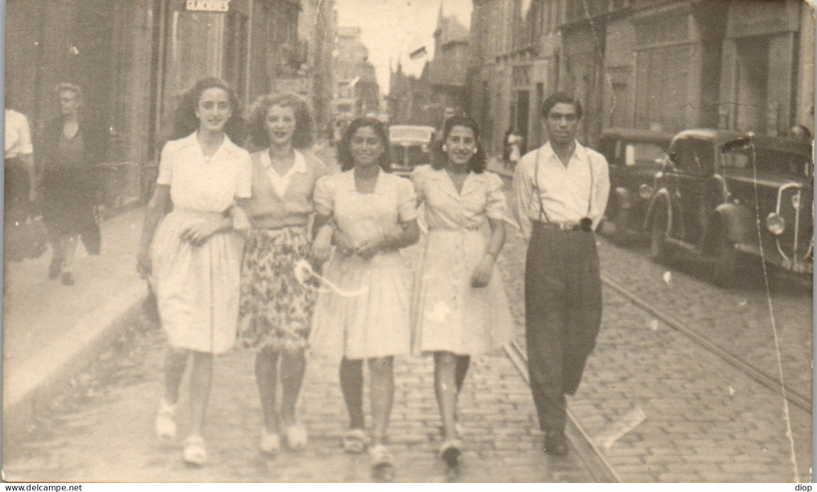 Photographie Photo Vintage Snapshot Amateur Groupe Mode Rue Marche - Anonieme Personen