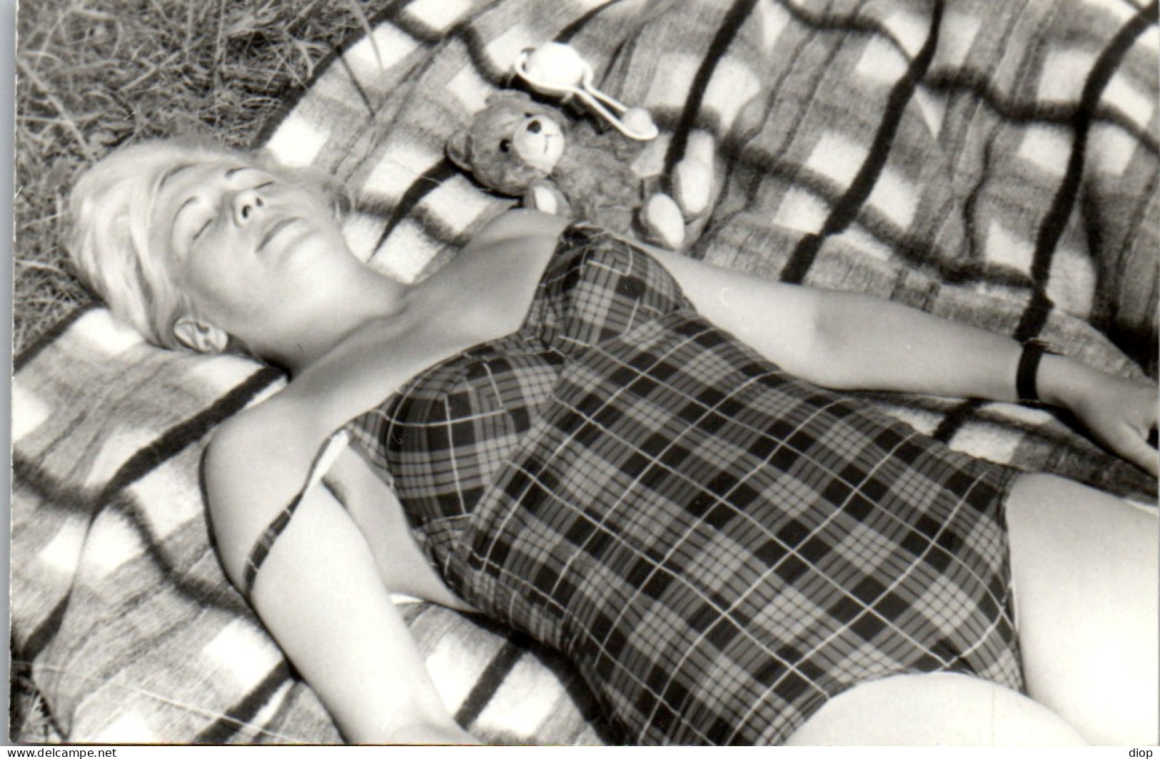 Photographie Photo Vintage Snapshot Amateur Femme Ours Peluche Plaid Soleil  - Anonymous Persons
