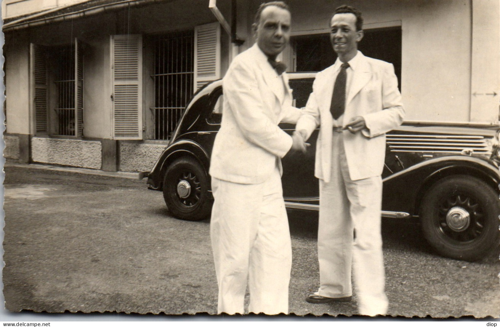 Photographie Photo Vintage Snapshot Amateur Automobile Voiture Amis Poign&eacute;e Main - Anonymous Persons