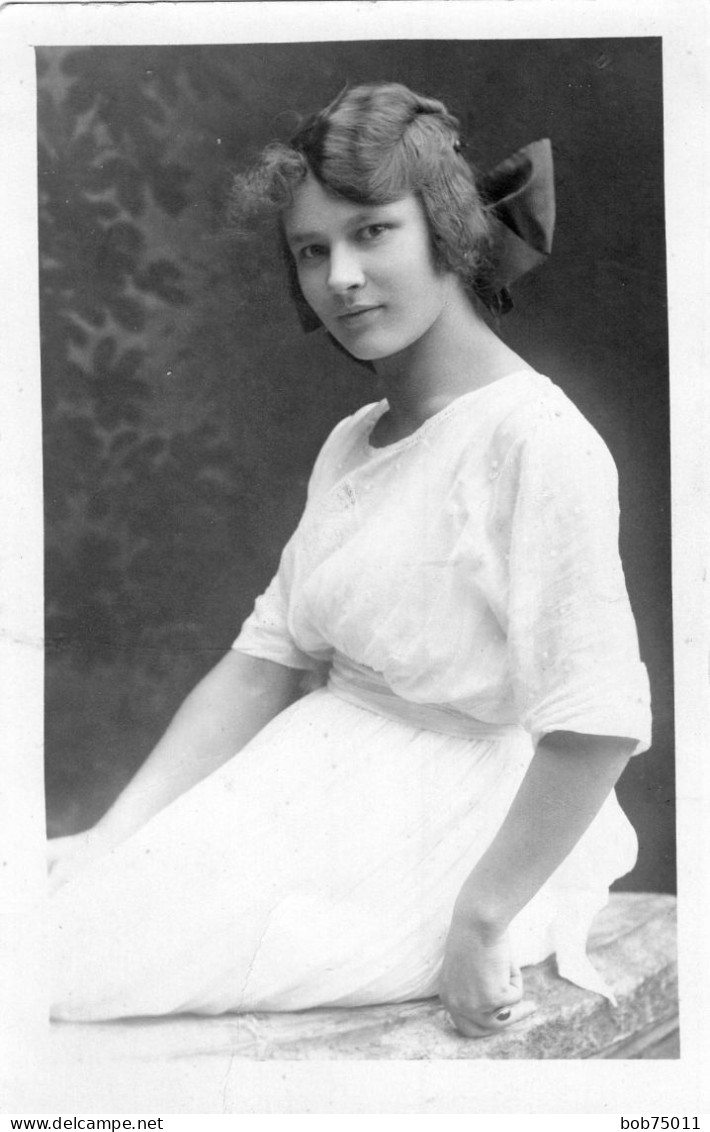 Carte Photo D'une Jeune Fille élégante Posant Dans Un Studio Photo En 1923 - Anonymous Persons