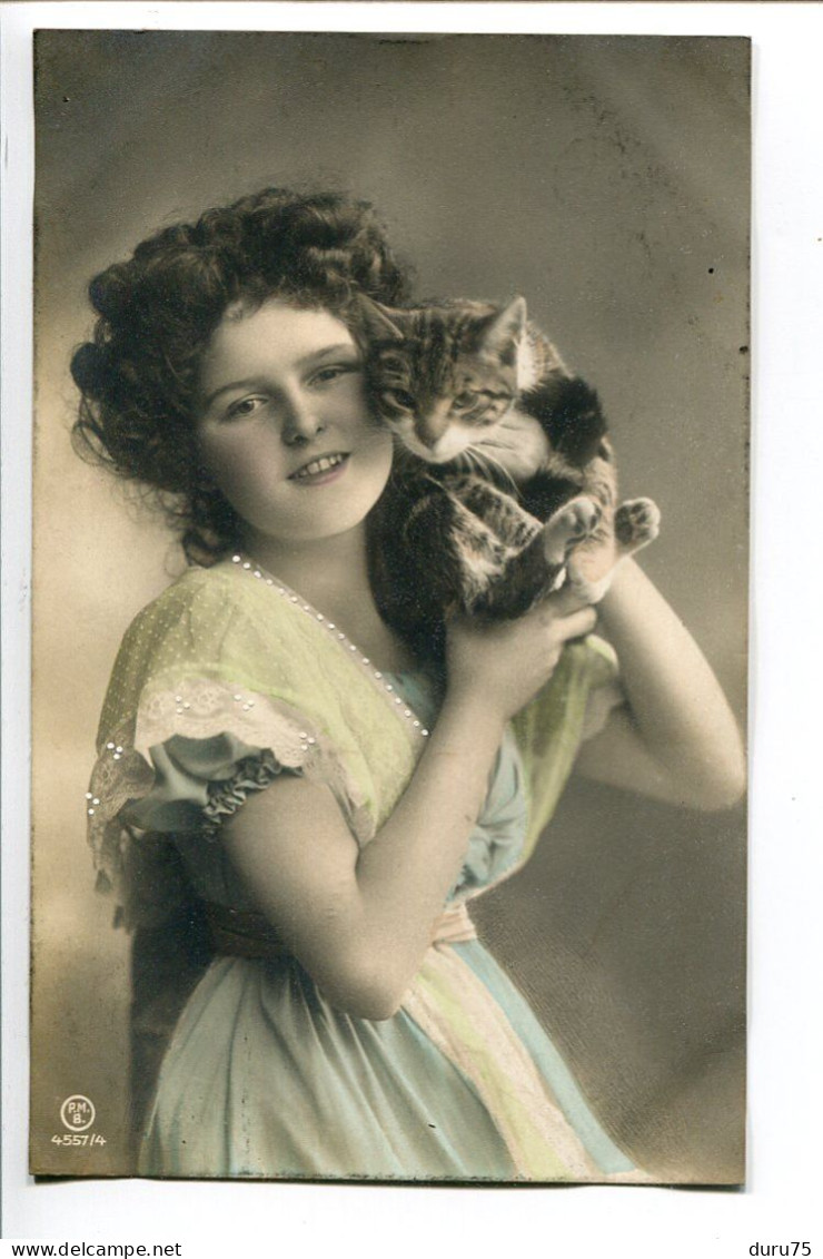 CPA Fantaisie Ecrite En 1910 * Jeune Fille Avec Son Chat (beau Plan) Les Perles Blanches Sur La Robe Sont En Relief - Cats