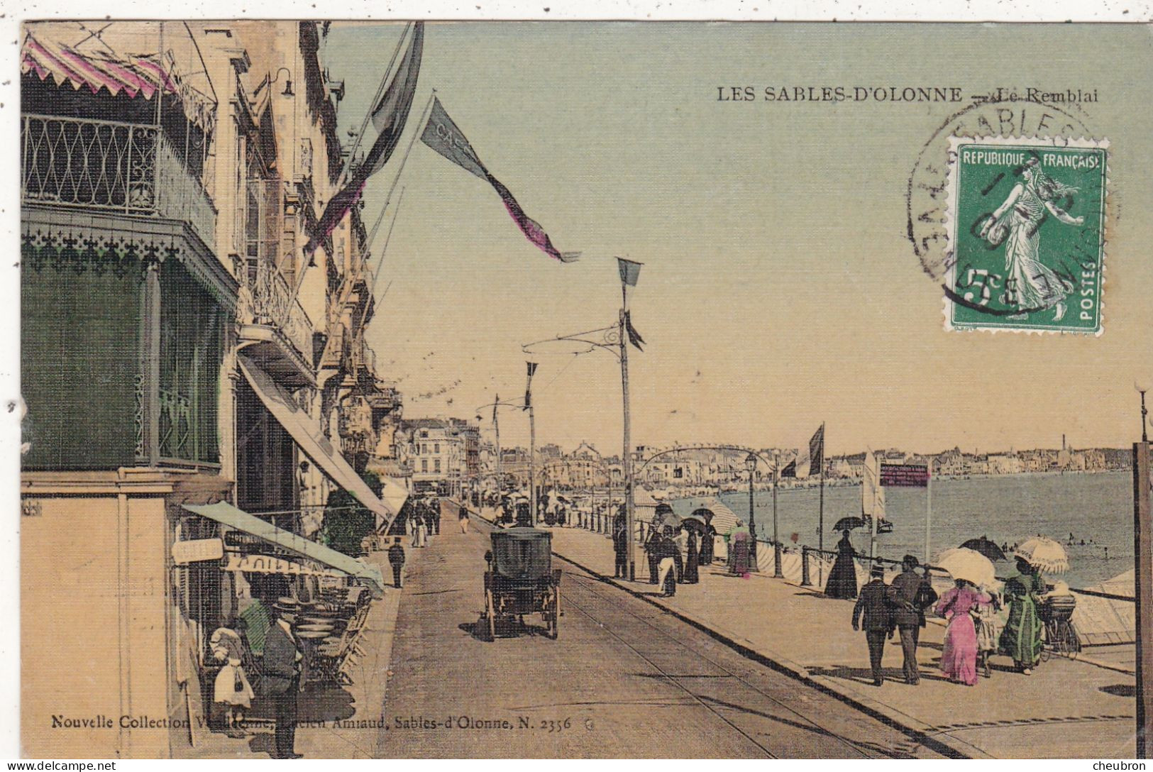 85. LES SABLES D'OLONNE. CPA FACON TOILEE.COULEUR . LE REMBLAI. . ANIMATION. ATTELAGE. ANNEE 1909+  TEXTE . - Sables D'Olonne