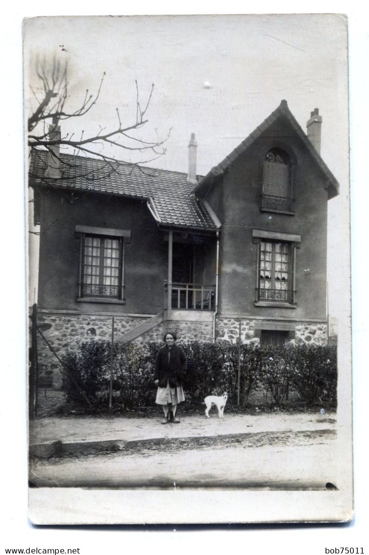 Carte Photo D'une Femme Avec Sont Petit Chien Posant Devant Sa Maison Vers 1930 - Anonieme Personen