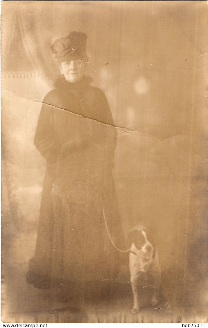 Carte Photo D'une  Femme élégante Avec Sont Chien  Posant Dans Un Studio Photo En 1918 - Anonieme Personen