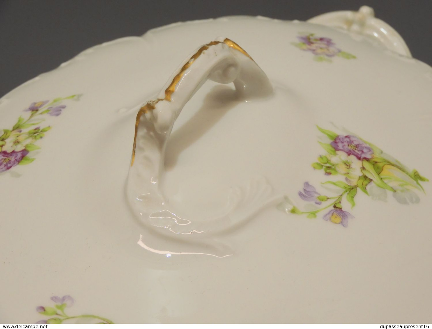 - ANCIENNE SOUPIERE PORCELAINE Décor De Fleurs Sans Marque Visible Bords Dorés     E - Otros & Sin Clasificación