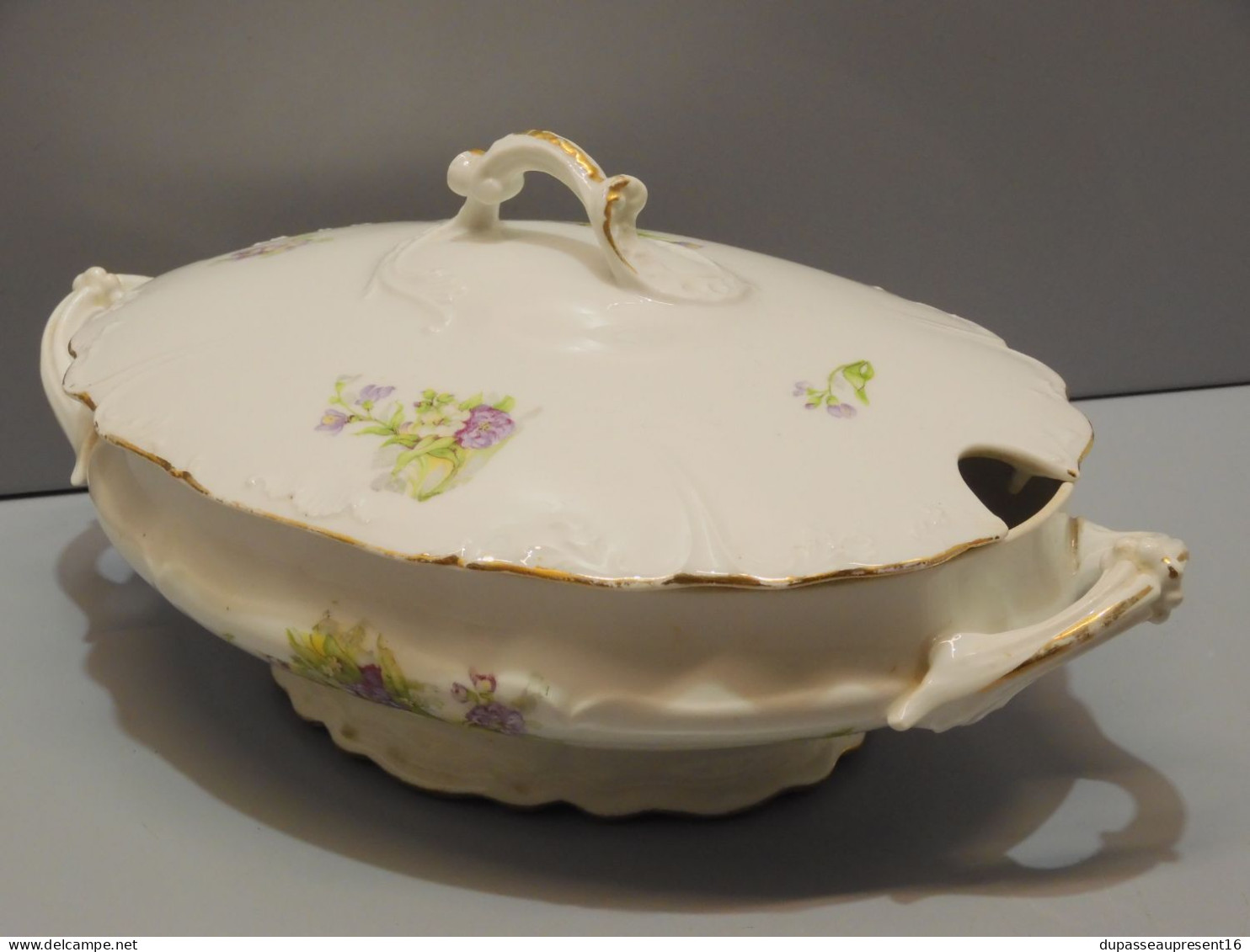 - ANCIENNE SOUPIERE PORCELAINE Décor De Fleurs Sans Marque Visible Bords Dorés     E - Andere & Zonder Classificatie