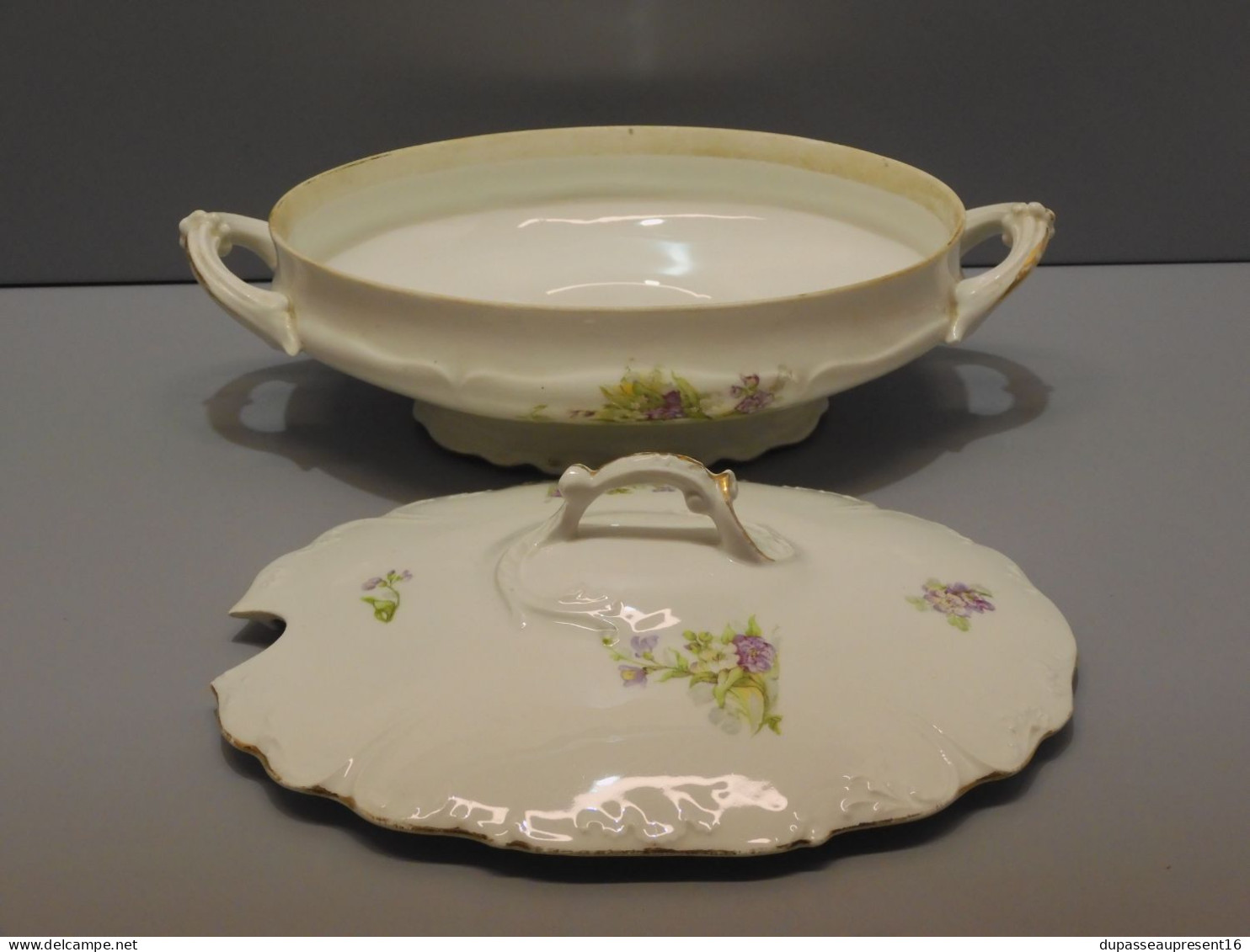 - ANCIENNE SOUPIERE PORCELAINE décor de fleurs sans marque visible bords dorés     E