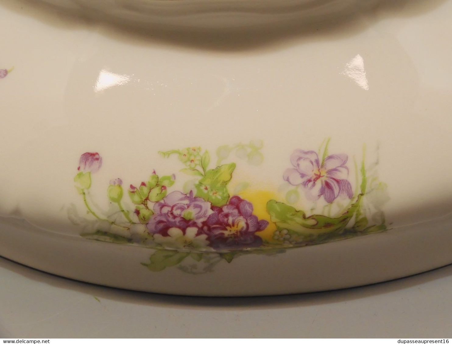 - ANCIENNE SOUPIERE PORCELAINE décor de fleurs sans marque visible bords dorés     E