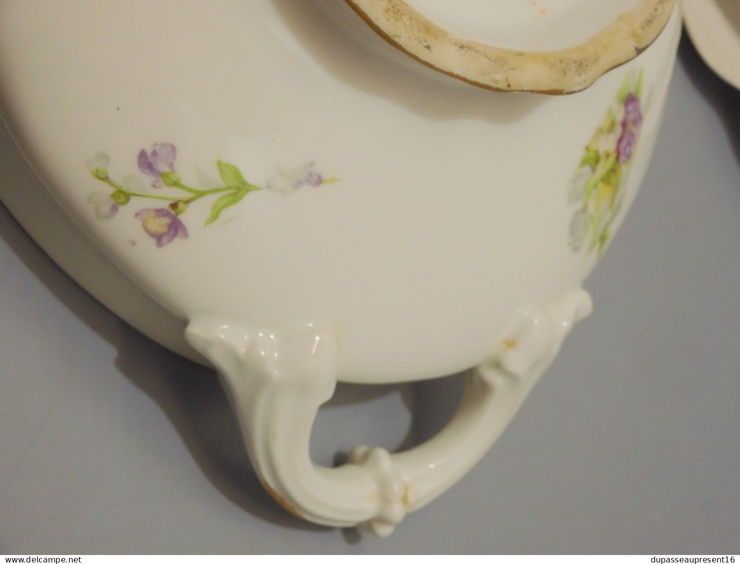 - ANCIENNE SOUPIERE PORCELAINE décor de fleurs sans marque visible bords dorés     E