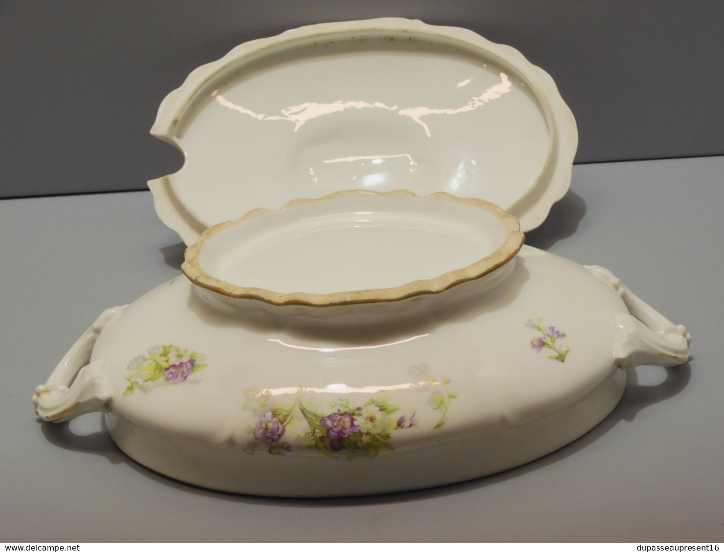 - ANCIENNE SOUPIERE PORCELAINE décor de fleurs sans marque visible bords dorés     E