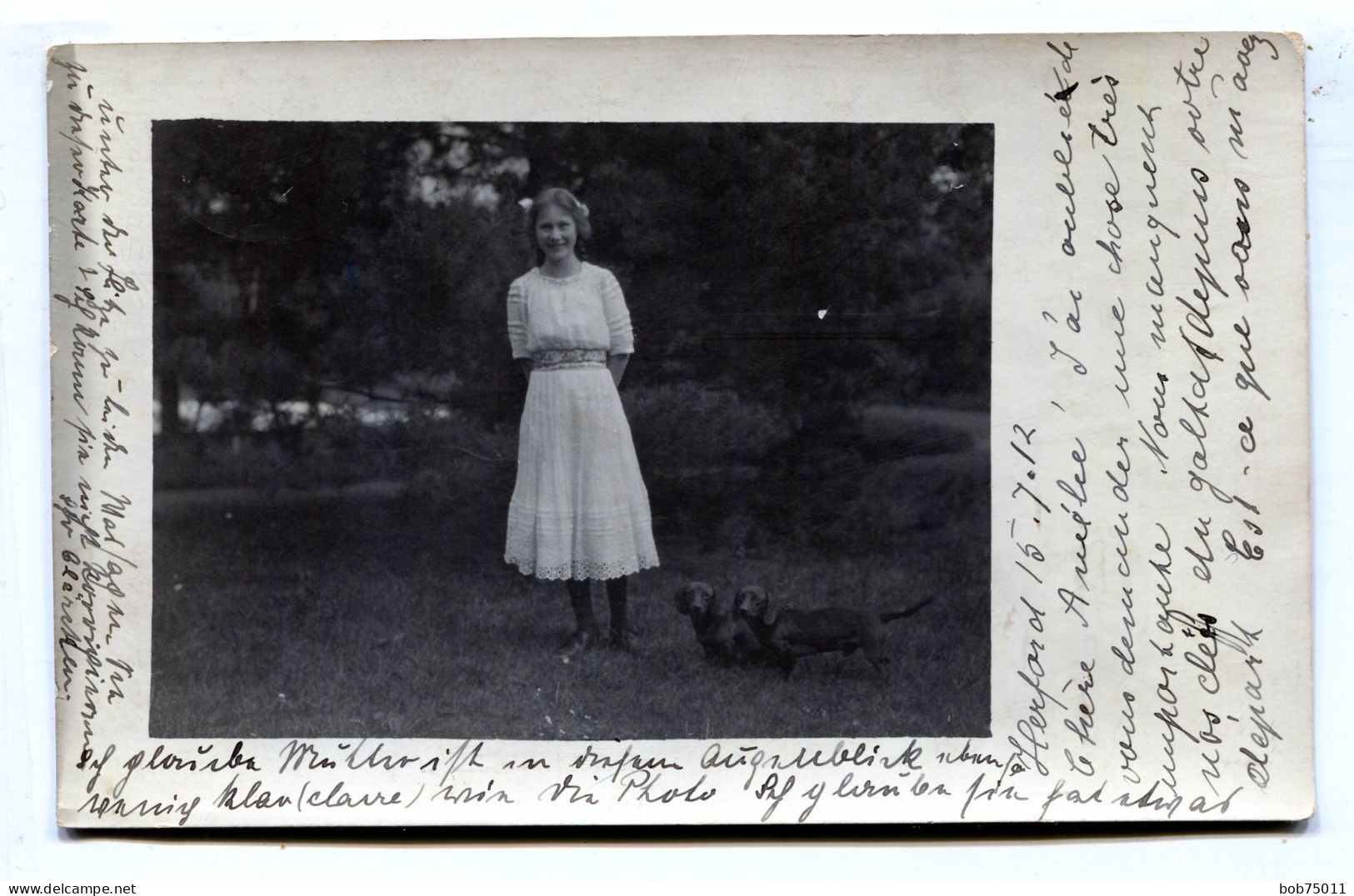 Carte Photo D'une Jeune Fille élégante Avec Ces Deux Chiens ( Des Teckels ) Dans Leurs Jardin En 1912 - Anonieme Personen