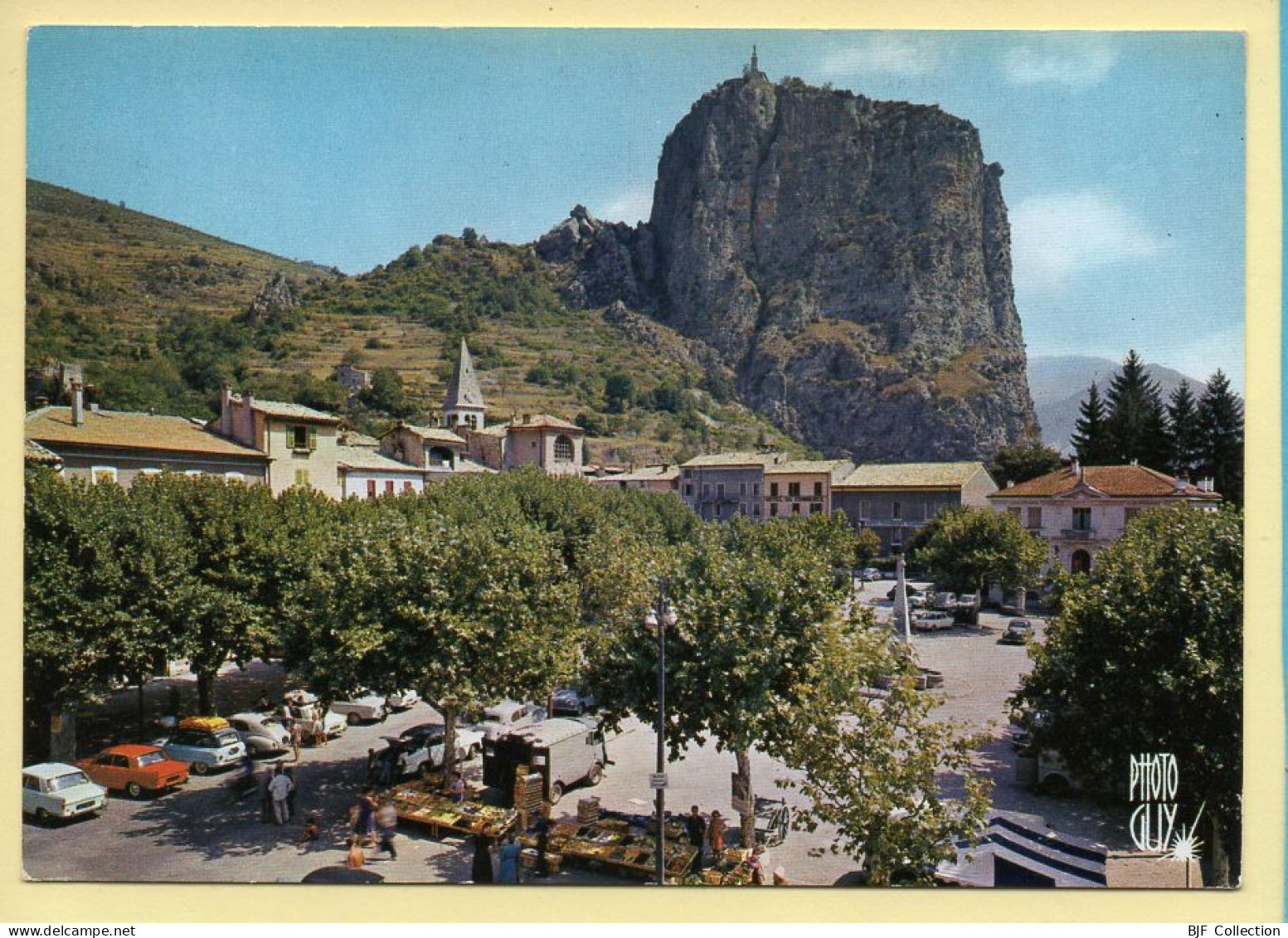 04. CASTELLANE – Le Roc Et Notre-Dame Du Roc Dominant La Ville (animée, Marché) (voir Scan Recto/verso) - Castellane