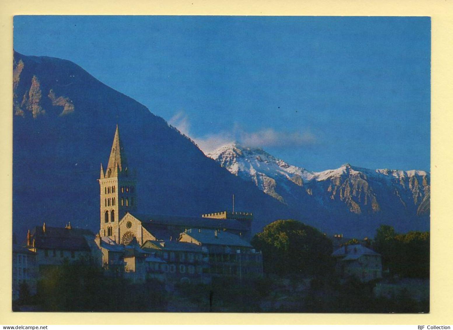 05. EMBRUN – La Cathédrale / La Tour Brune / Jeux D'ombres Et De Lumières  La Tombée Du Jour (voir Scan Recto/verso) - Embrun