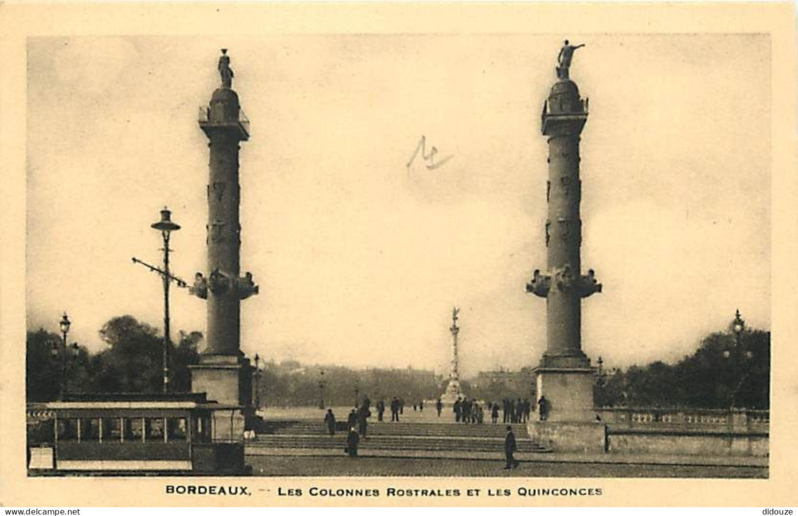 33 - Bordeaux - Les Colonnes Rostrales Et Les Quinconces - Animée - Tramway - Carte Neuve - CPA - Voir Scans Recto-Verso - Bordeaux