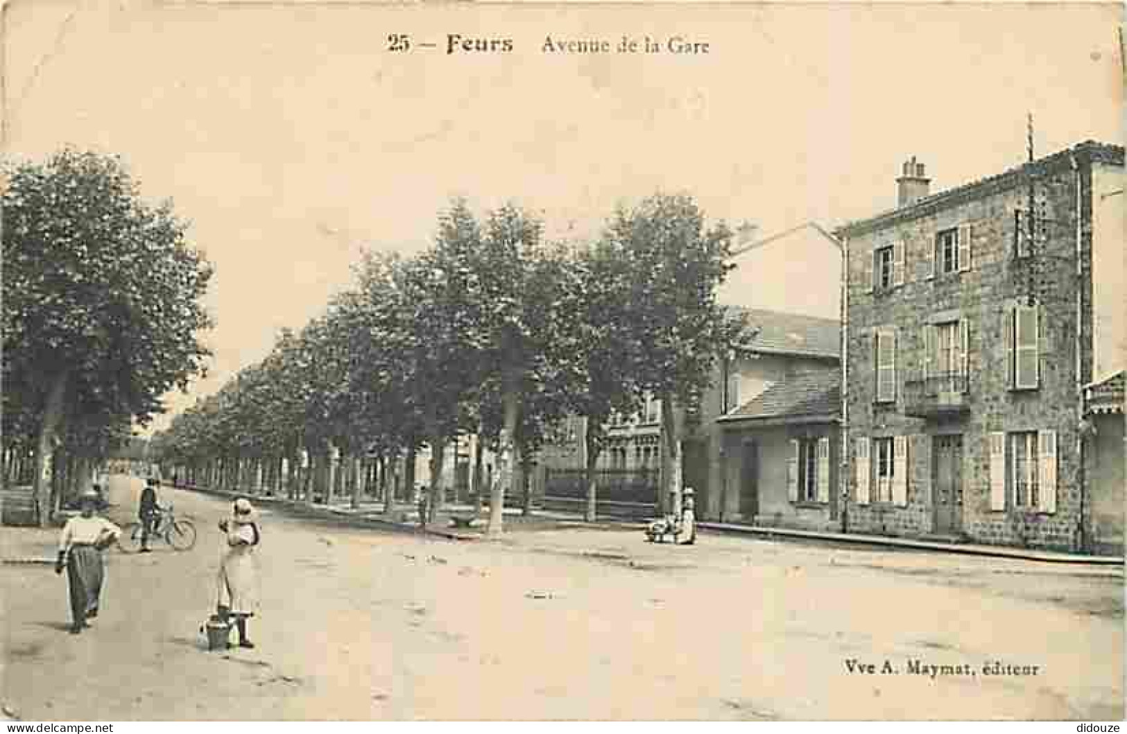 42 - Feurs - Avenue De La Gare - Animée - Etat Pli Visible - CPA - Voir Scans Recto-Verso - Feurs