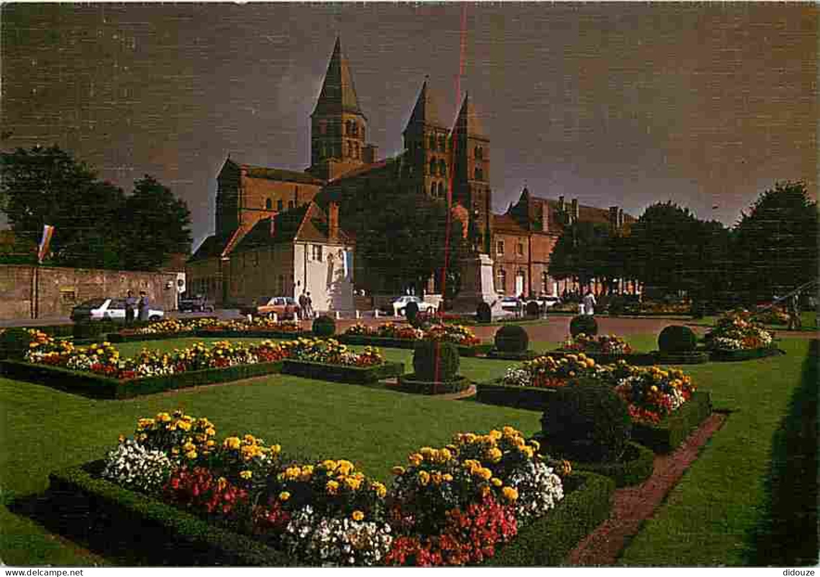 71 - Paray Le Monial - La Basilique Du Sacré Coeur - Automobiles - Fleurs - CPM - Voir Scans Recto-Verso - Paray Le Monial