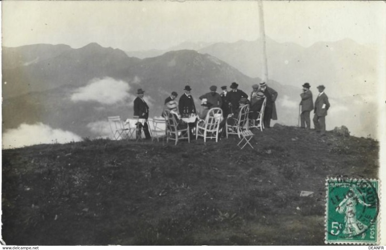 F - FRANCE : CARTE-PHOTO : Groupe De Personnes Discutant Et Buvant Un Verre En Montagne. - Luchon