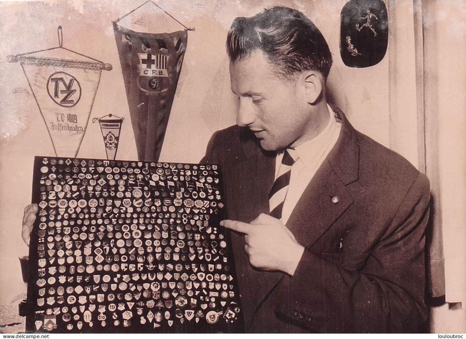 FOOTBALL MANFRED FRITZ  AVEC SA COLLECTION DE 1000 INSIGNES DE CLUBS 1961 PHOTO 18X13CM - Sports