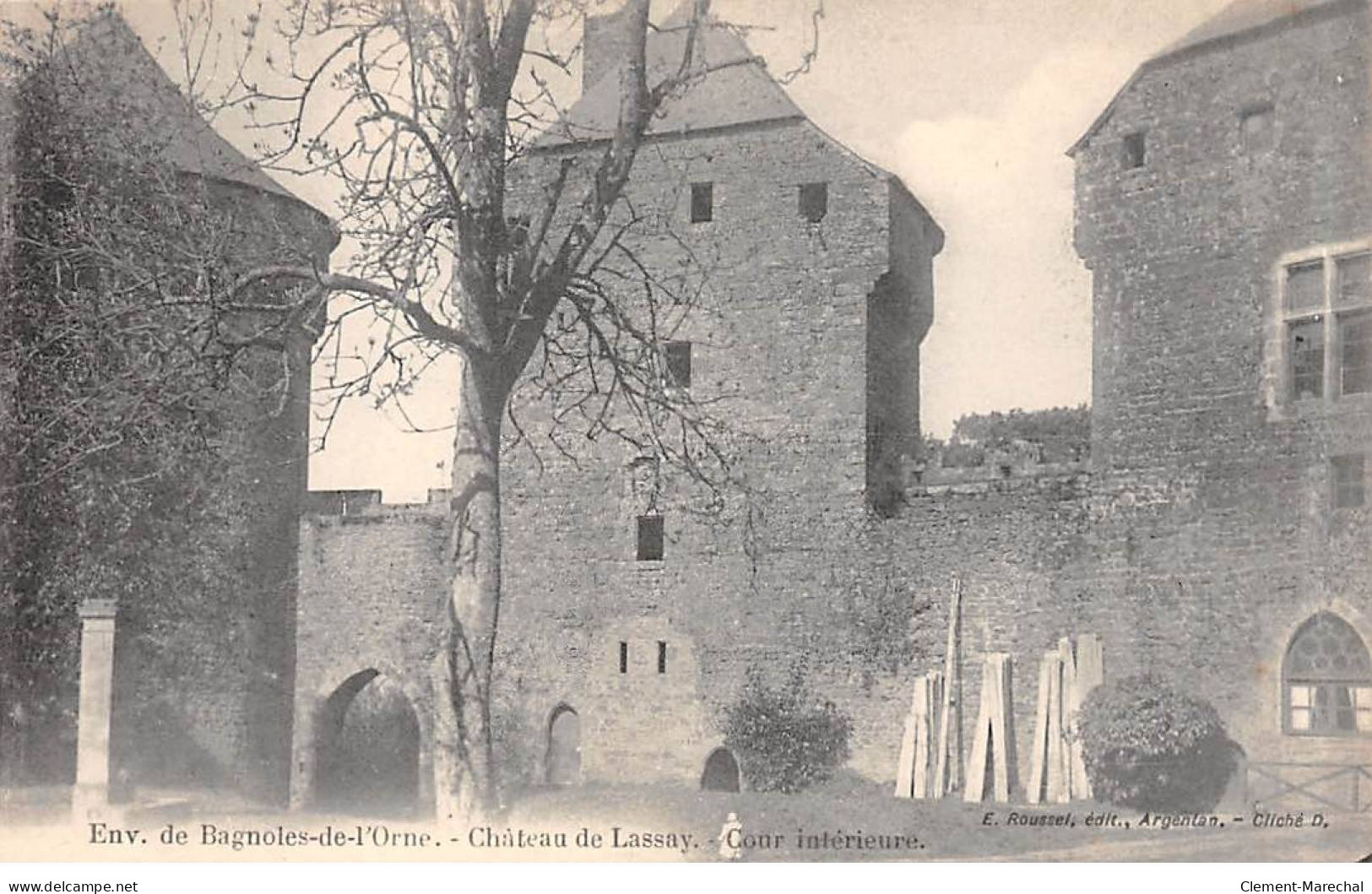 Château De LASSAY - Cour Intérieure - Très Bon état - Lassay Les Chateaux