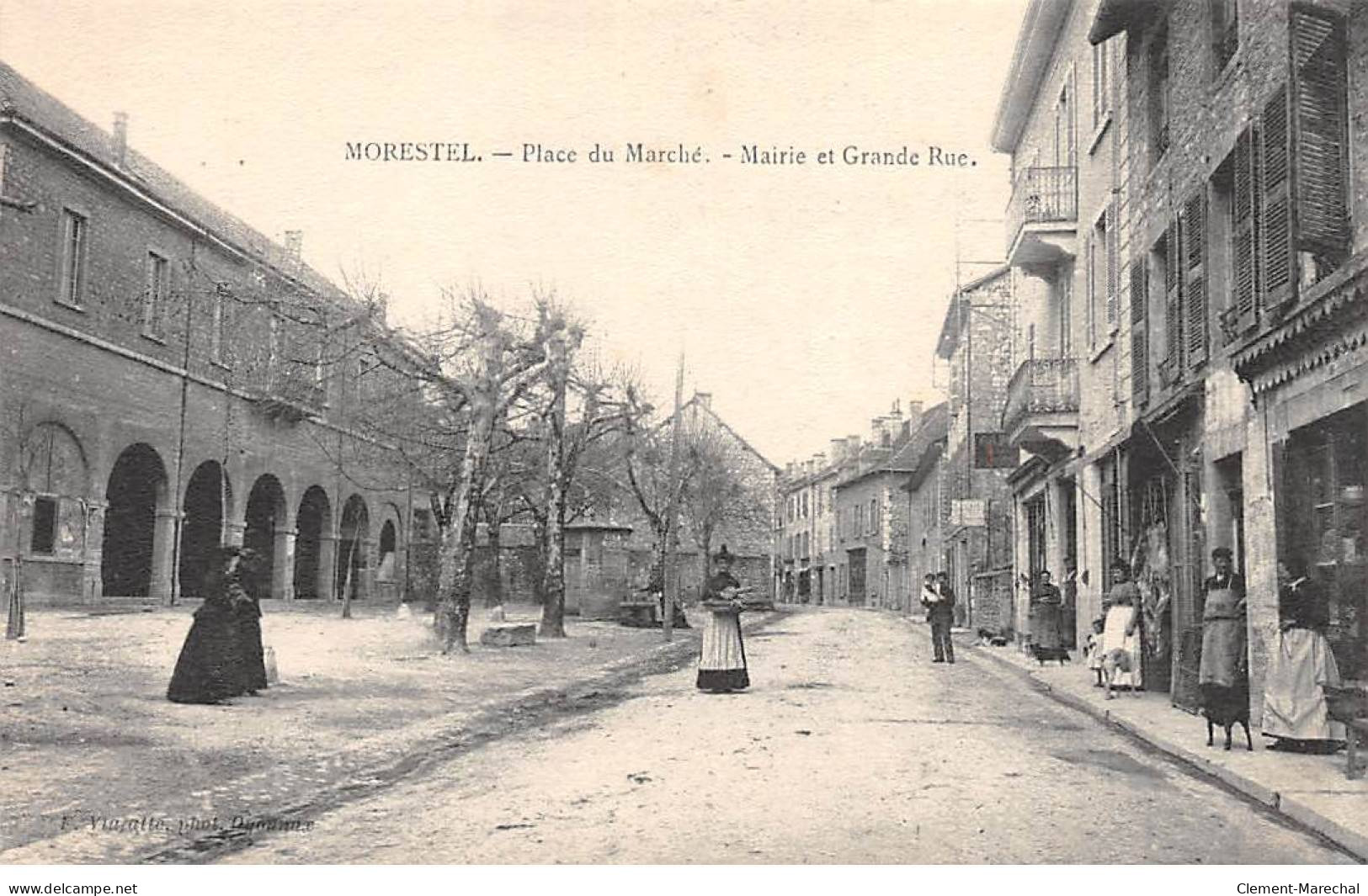 MORESTEL - Place Du Marché - Mairie Et Grande Rue - Très Bon état - Morestel