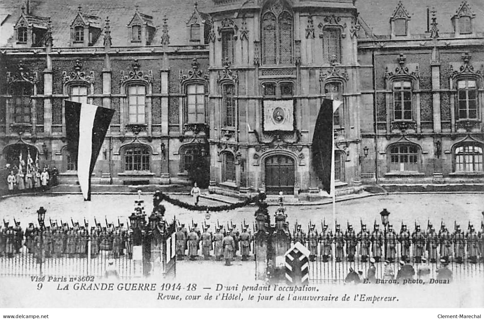 La Grande Guerre 1914 18 - DOUAI Pendant L'occupation - Revue - Cour De L'Hôtel - Très Bon état - Douai