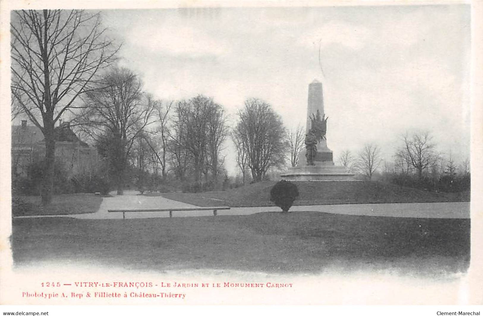 VITRY LE FRANCOIS - Le Jardin Et Le Monument Carnot - Très Bon état - Vitry-le-François