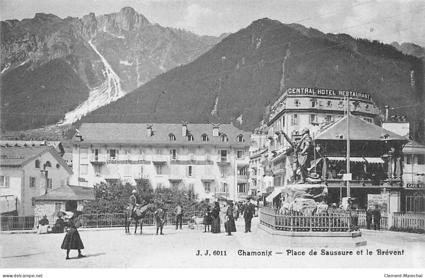 CHAMONIX - Place De Saussure Et Le Brévent - Très Bon état - Chamonix-Mont-Blanc