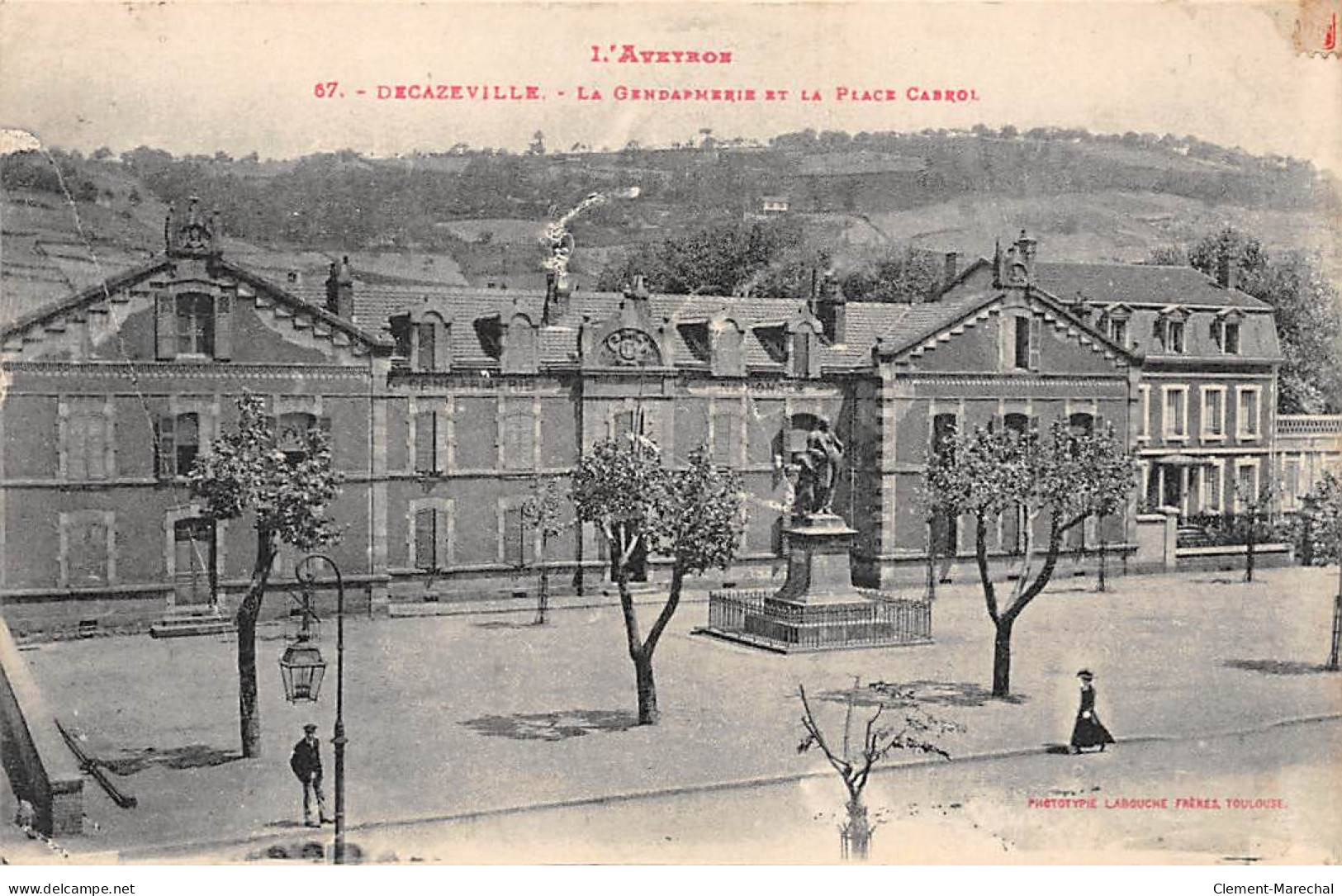 DECAZEVILLE - La Gendarmerie Et La Place Cabrol - Très Bon état - Decazeville