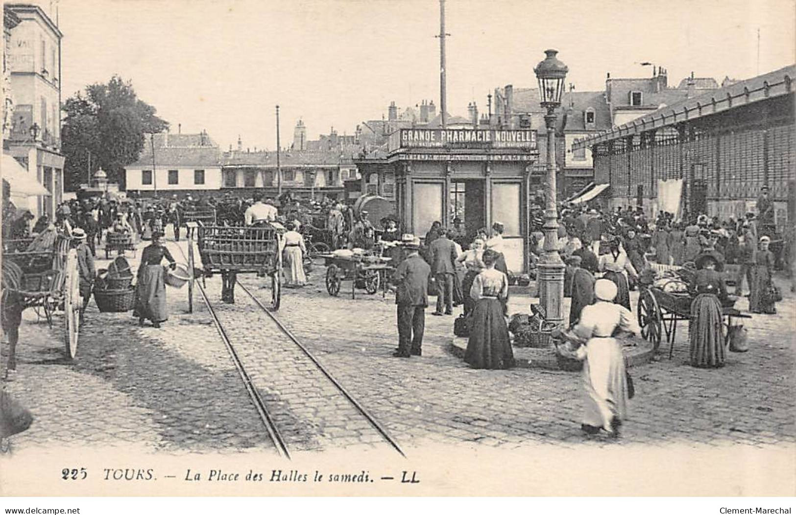 TOURS - La Place Des Halles Le Samedi - Très Bon état - Tours