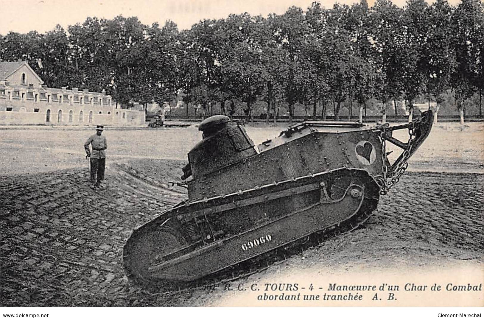 TOURS - Manoeuvre D'un Char De Combat Abordant Une Tranchée - Très Bon état - Tours