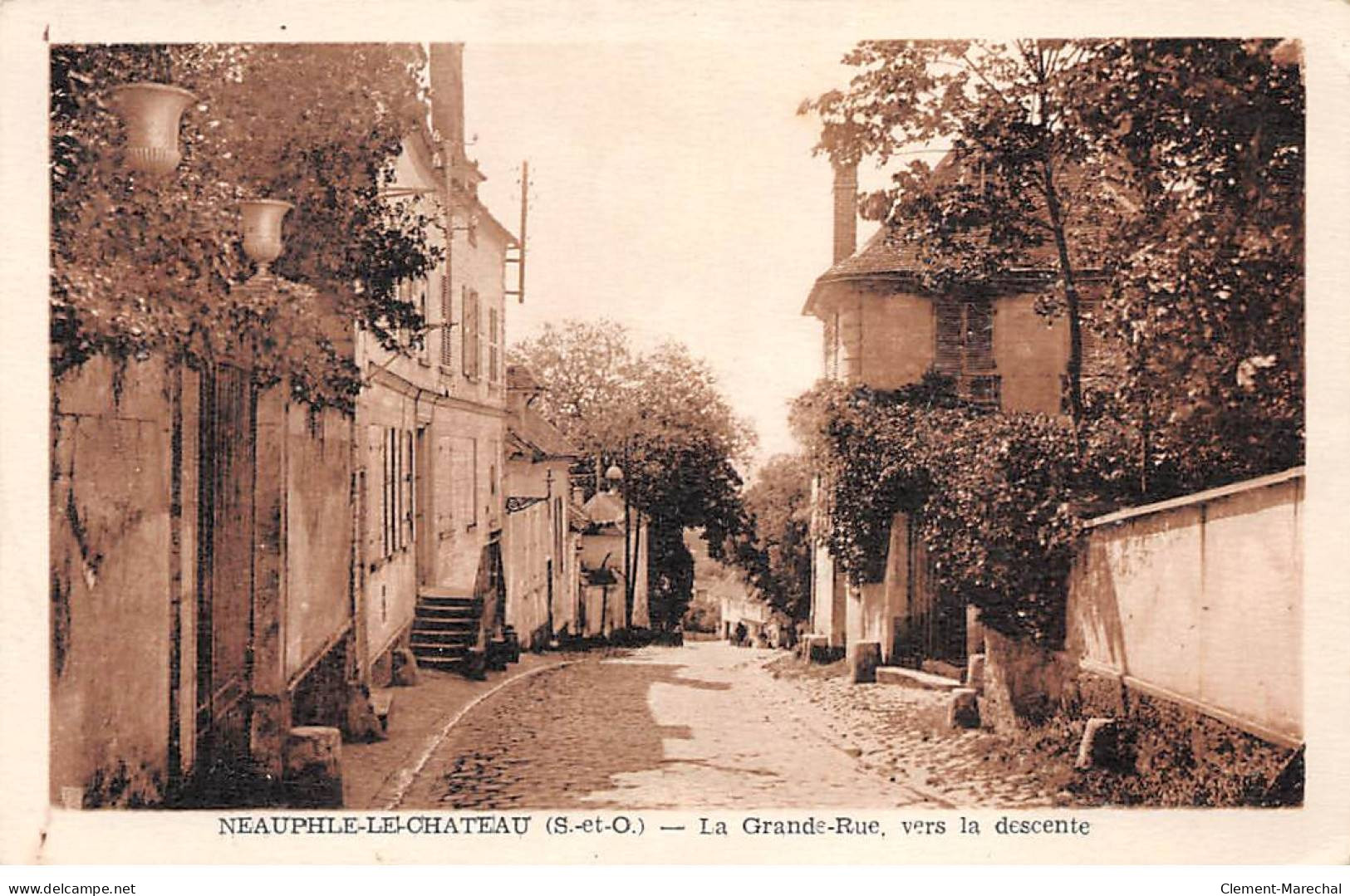 NEAUPHLE LE CHATEAU - La Grande Rue Vers La Descente - Très Bon état - Neauphle Le Chateau