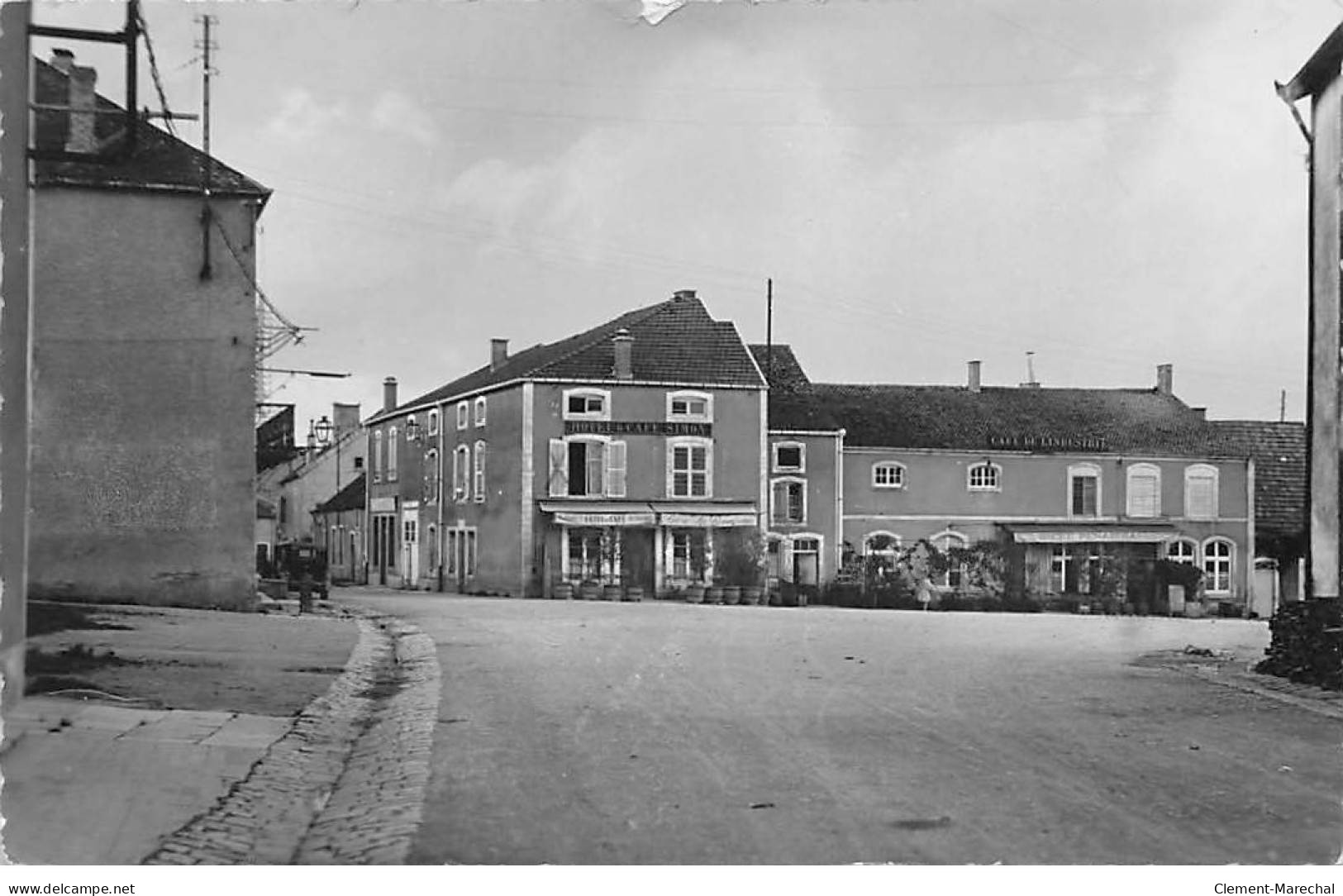 LIFFOL LE GRAND - Place D'Armes - Très Bon état - Liffol Le Grand