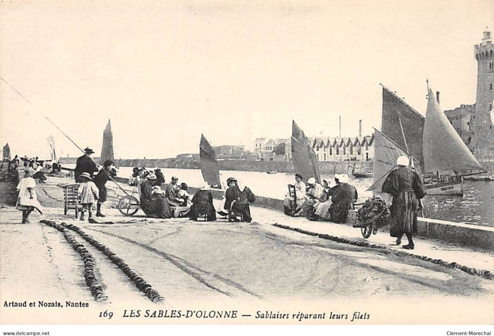 LES SABLES D'OLONNE - Sablaises Réparant Leurs Filets - Très Bon état - Sables D'Olonne