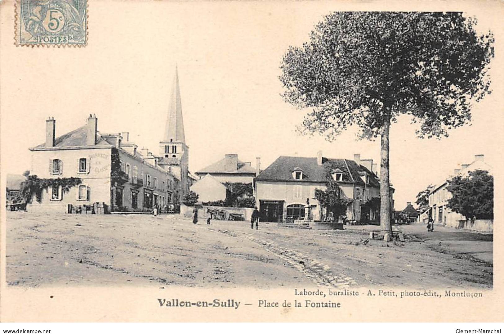 VALLON EN SULLY - Place De La Fontaine - Très Bon état - Autres & Non Classés