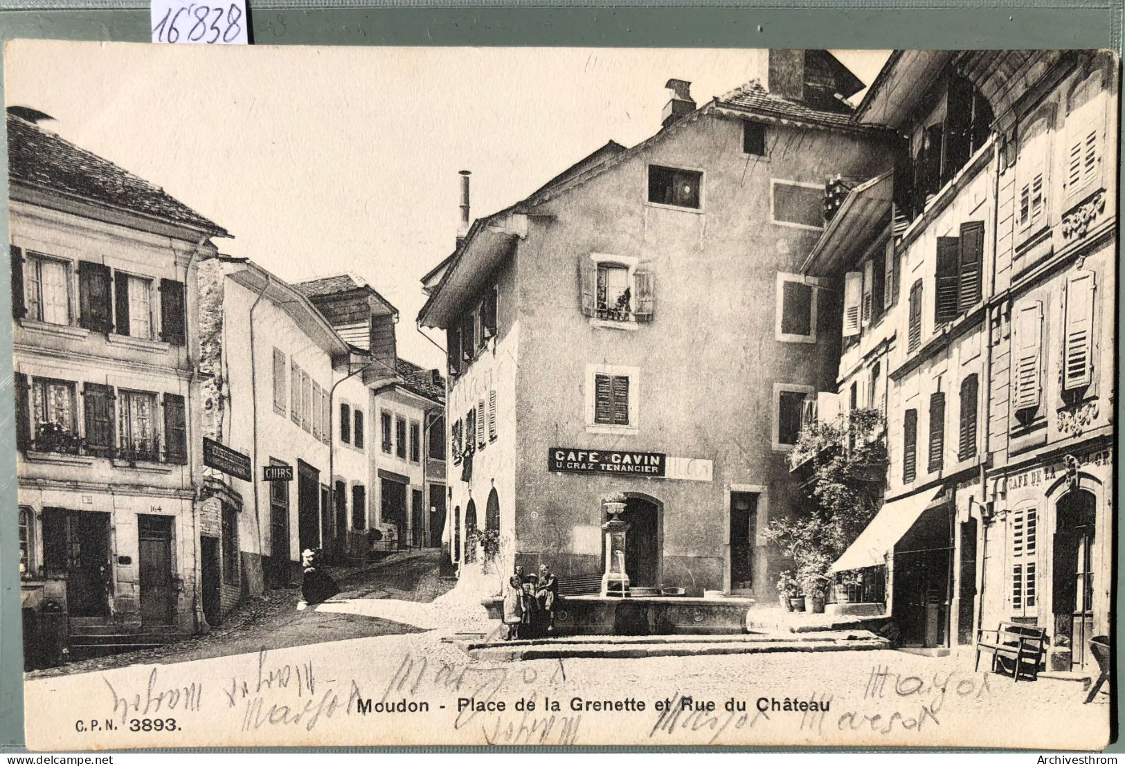 Moudon (Vaud) Place De La Grenette Et Rue Du Château, Fontaine, Café Cavin (16'838) - Moudon