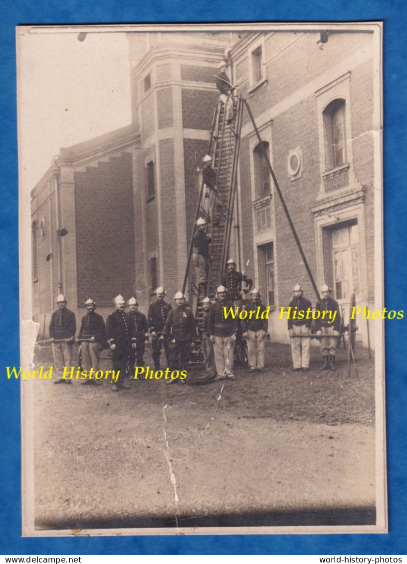 Photo Ancienne - Belle Maison / Usine à Situer - Manoeuvre De Sapeurs Pompiers - Pompe Echelle Casque Uniforme - Mestieri