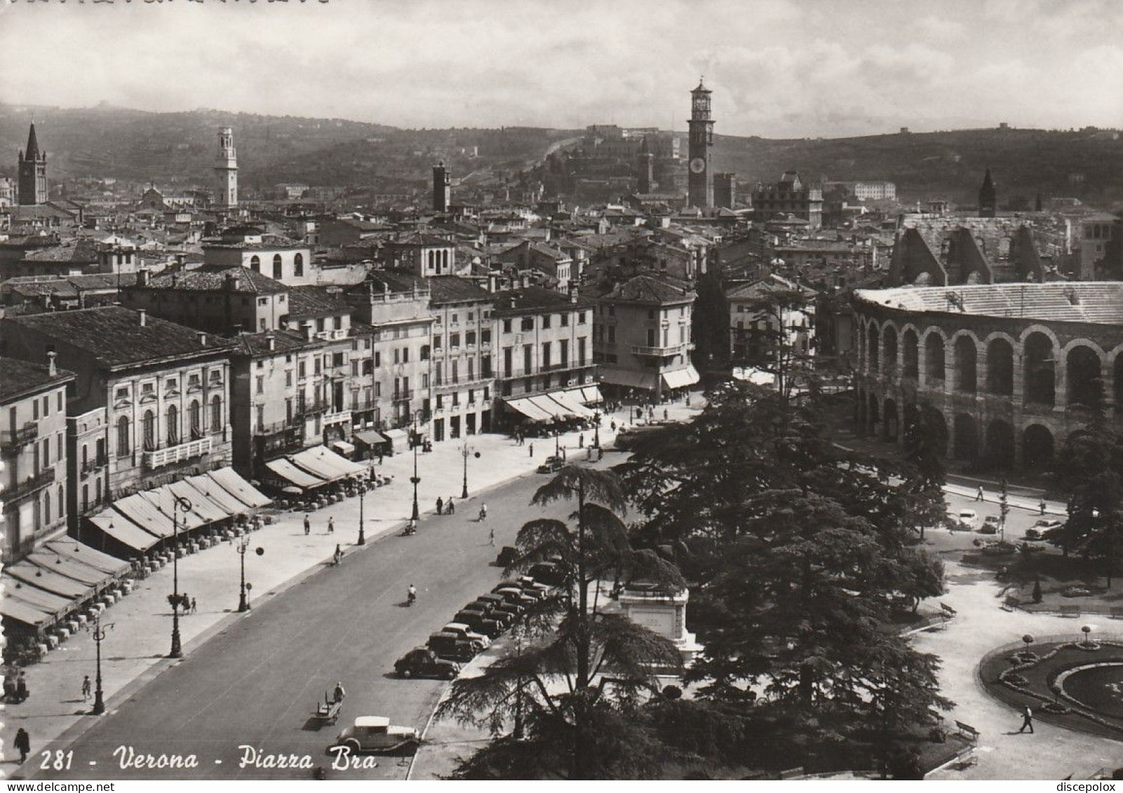 AD311 Verona - Piazza Bra - Panorama - Auto Cars Voitures / Viaggiata 1952 - Verona