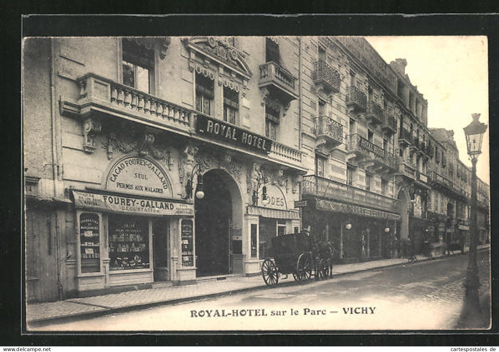 CPA Vichy, Royal-Hotel Sur Le Parc  - Vichy
