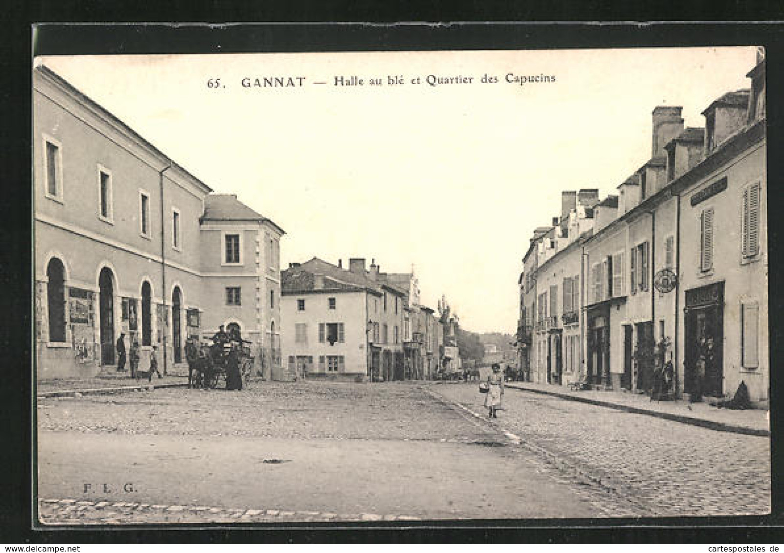 CPA Gannat, Halle Au Blé Et Quartier Des Capucins  - Autres & Non Classés