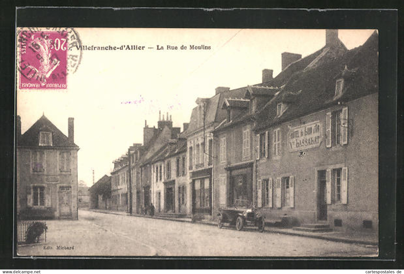 CPA Villefranche-d`Allier, La Rue De Moulins, Vue De La Rue  - Moulins