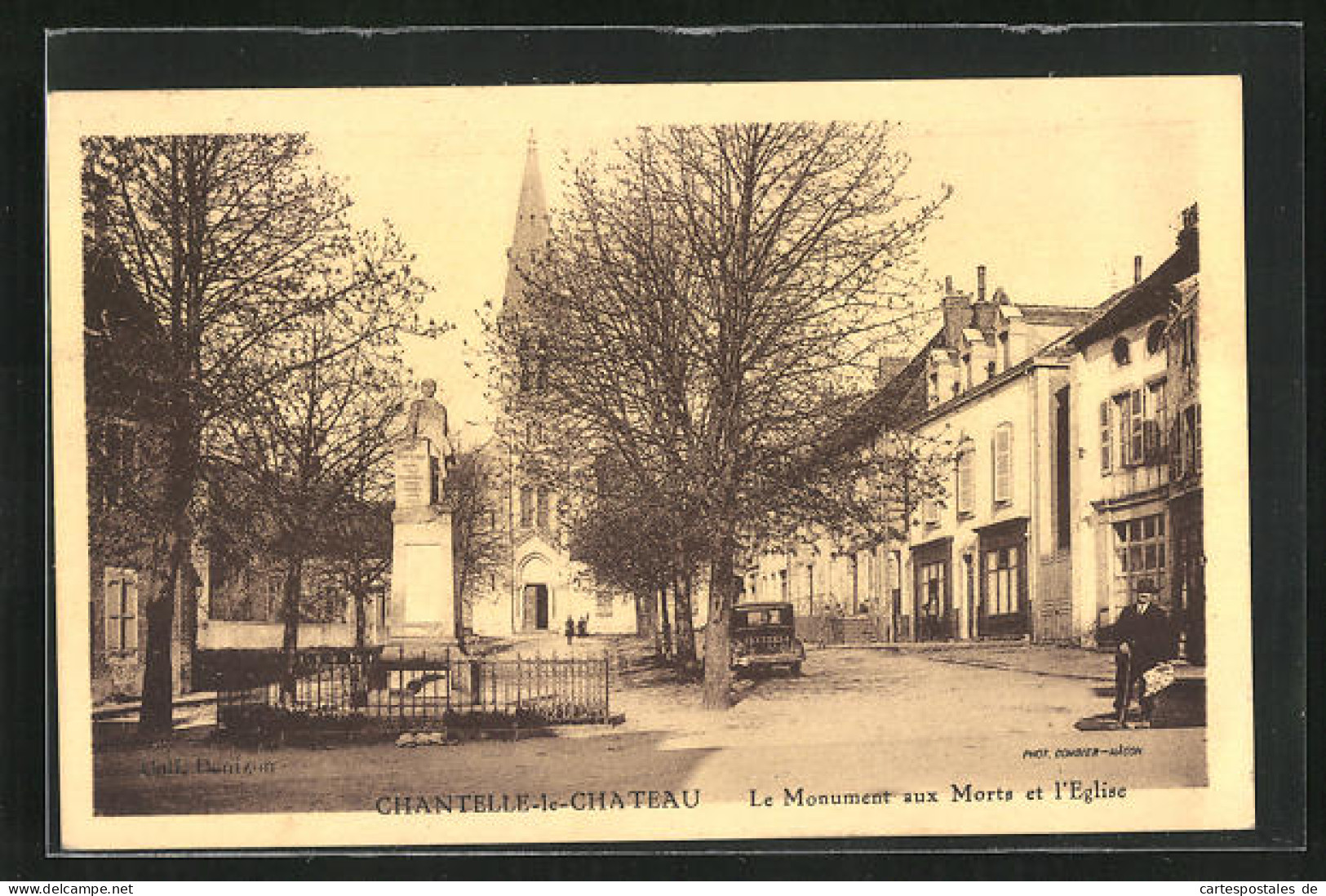 CPA Chantelle-le-Chateau, Le Monument Aux Morts Et L`Eglise  - Sonstige & Ohne Zuordnung