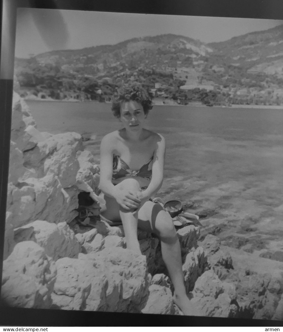 Négatif Film Snapshot -  PIN UP PLAGE  Jeune Femme Assise Sur Un Rocher - Glasplaten