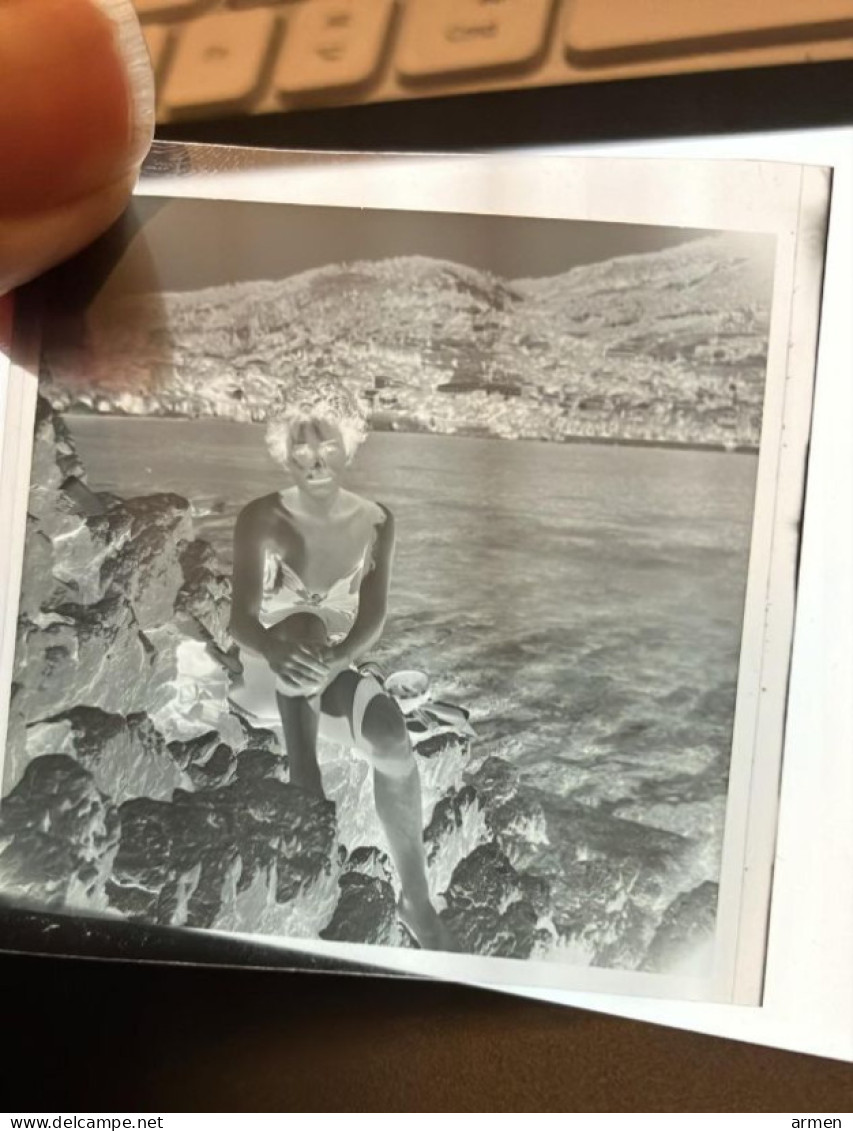 Négatif Film Snapshot -  PIN UP PLAGE  Jeune Femme Assise Sur Un Rocher - Glass Slides