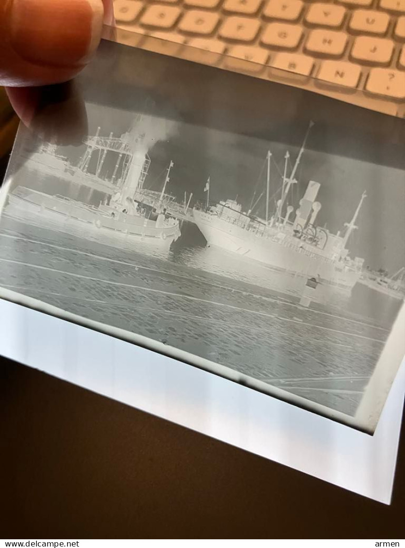 Négatif Film Snapshot -  Bateaux  Ships Navire Cargo Remorqueur Docks - A Identifier - Diapositivas De Vidrio