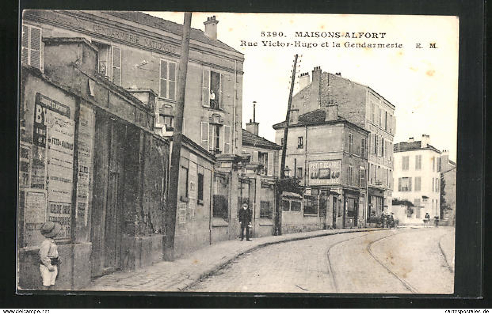 CPA Maisons-Alfort, Rue Victor-Hugo Et La Gendarmerie  - Maisons Alfort